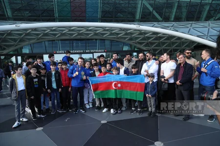 Dünya Kubokunda qızıl medal qazanan Azərbaycan gimnastı Vətənə qayıdıb