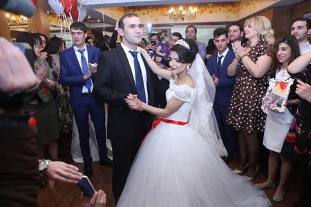 Məzun evində mənzillə təmin edilən kimsəsiz gənclər üçün toy mərasimi keçirilib