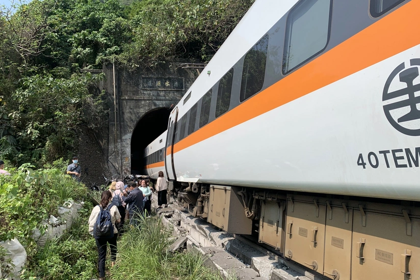 Taiwan train crash leaves 40 dead, 61 injured 