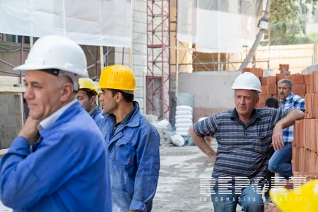 Bakıda yanan binanın təmirinə 250 usta-fəhlə cəlb olunub - FOTO