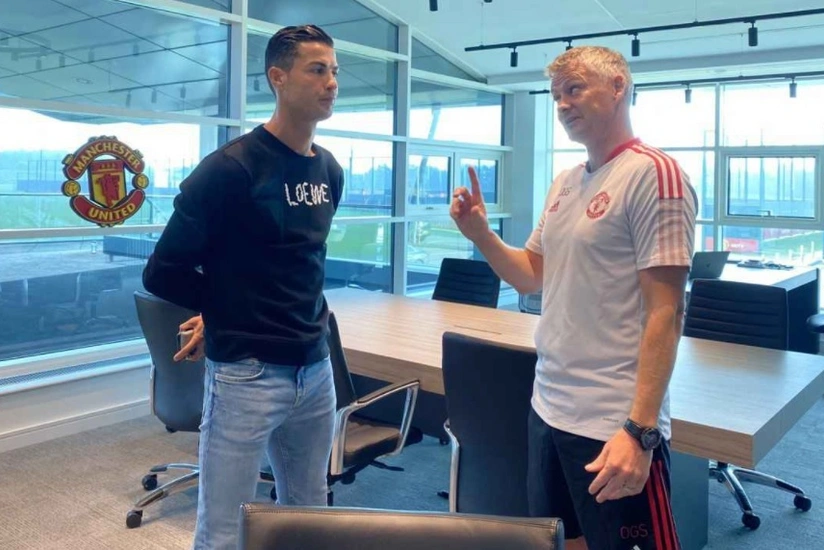 Ronaldo joins his first training session at Manchester United