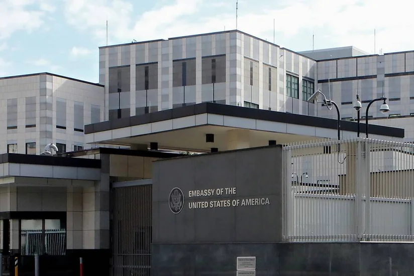 США в понедельник начнут эвакуацию семей дипломатов из Украины