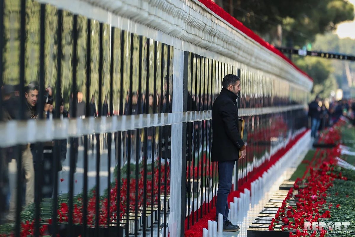 20 Yanvar şəhidlərinin xatirəsi ehtiramla yad edilir - FOTOREPORTAJ