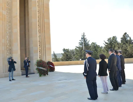 Koreyalı deputatlar Şəhidlər xiyabanını ziyarət ediblər
