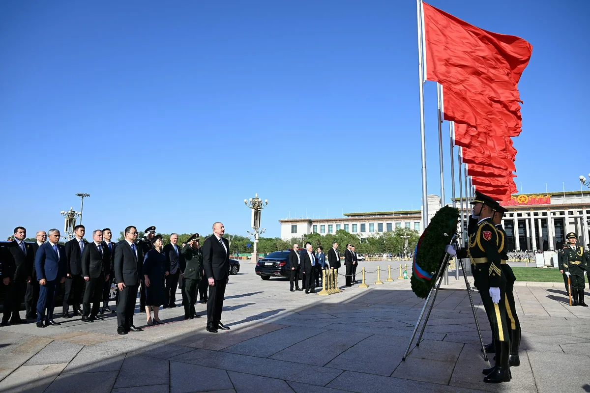 President Ilham Aliyev visits Monument to People's Heroes in Beijing
