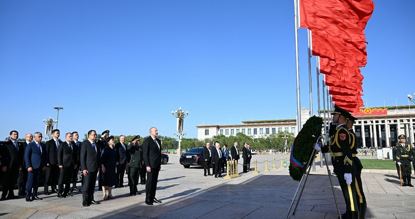 Azərbaycan Prezidenti Pekində Xalq Qəhrəmanları Abidəsini ziyarət edib - YENİLƏNİB