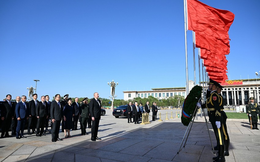 Azərbaycan Prezidenti Pekində Xalq Qəhrəmanları Abidəsini ziyarət edib - YENİLƏNİB