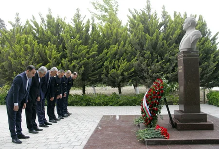 Bakı metrosunda Heydər Əliyevin xatirəsi anılıb