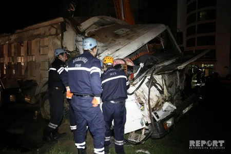 Bakıda yük avtomobili aşıb, sürücü təkər altında qalaraq ölüb - YENİLƏNİB-2 - VİDEO