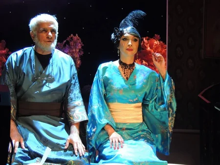 Rus Dram Teatrında Blisslər ailəsi eksentrik komediyasının premyerası olub