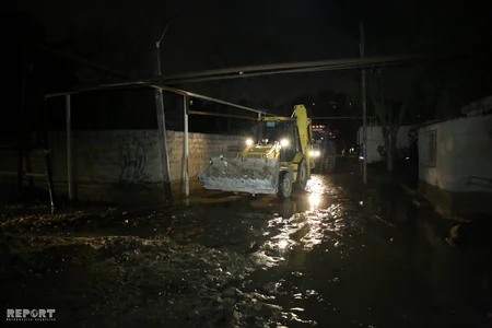 Bakıda borunun partlaması nəticəsində 30-a yaxın ev su altında qalıb, sakinlər təxliyyə ediliblər - VİDEO - YENİLƏNİB