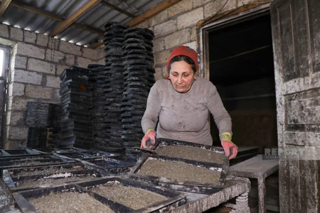 Pulu daşdan çıxan qadın 63 yaşında sosial şəbəkədə fenomen oldu: “Deyirlər övladı haradadır?!” - VİDEO