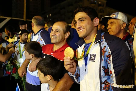 Azərbaycanın olimpiya yığması Vətənə dönüb - FOTOREPORTAJ