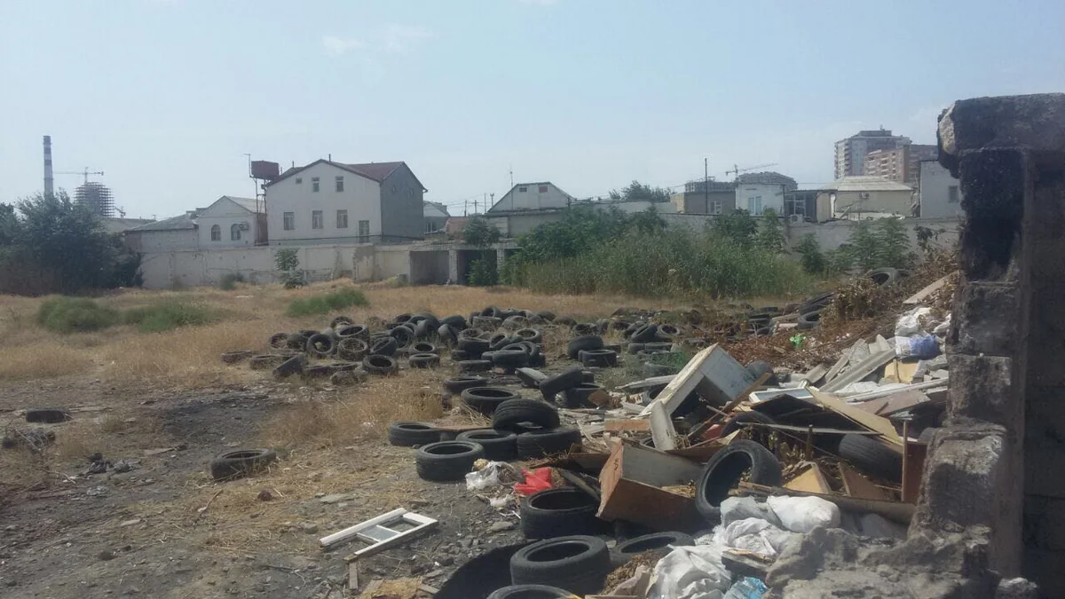 Nazirlik küçəyə zibil atan şəxslərin müəyyən olunması üçün polisə müraciət edib