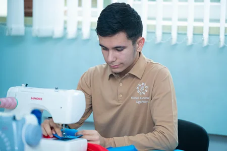 Əlilliyi olan şəxslər Vətən müharibəsinin ildönümü ilə bağlı 44 Azərbaycan bayrağı tikir
