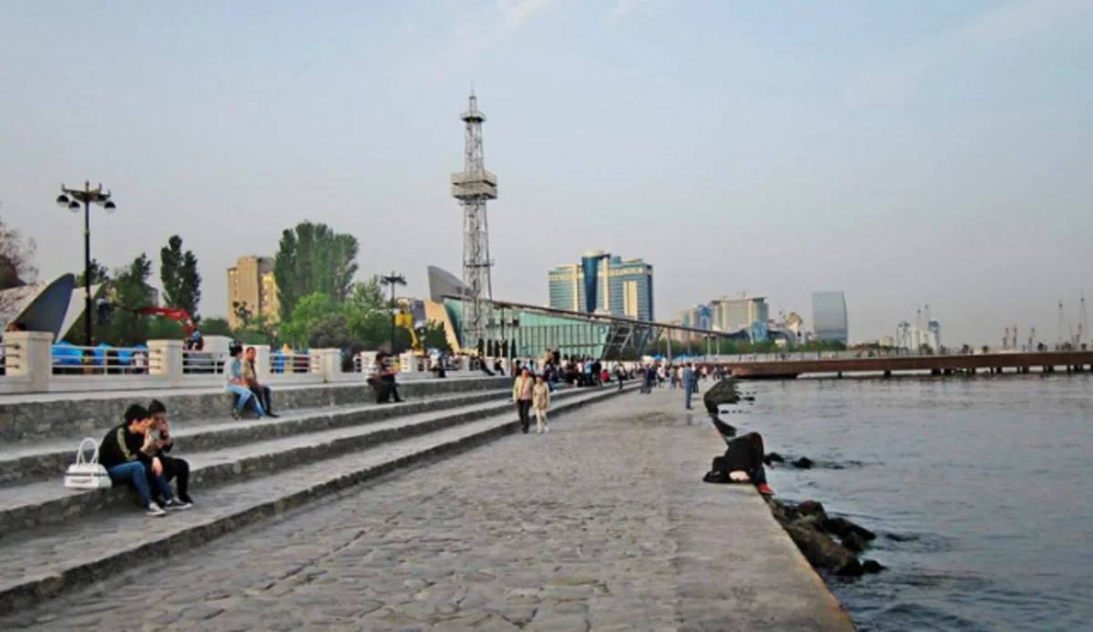 ​Bulvarda gənc oğlan özünü dənizə atıb