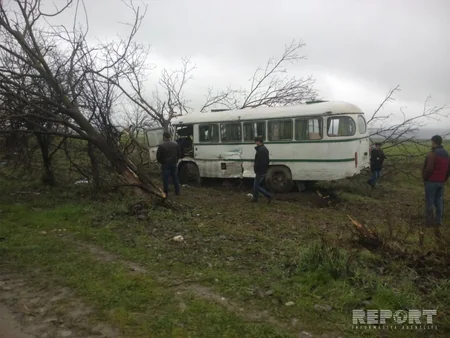 Qubada sərnişin avtobusu qəzaya düşüb, 15 nəfər xəsarət alıb - FOTO