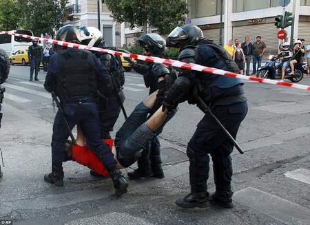 ​Polis Afinanın mərkəzində nümayişçilərə qarşı güc tətbiq edib - VİDEO