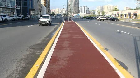 Bakıda qırmızı rəngdə yol çəkilib