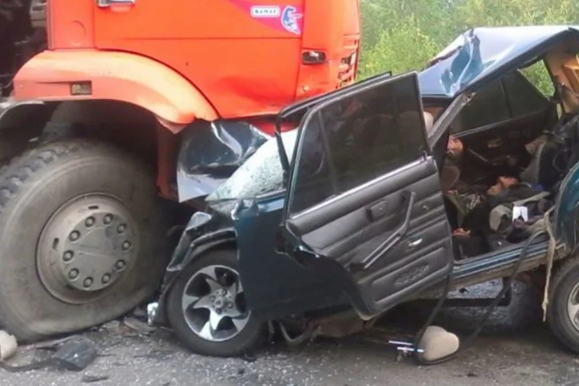 Bakıda minik avtomobili “KamAZ”la toqquşub, bir nəfər ölüb
