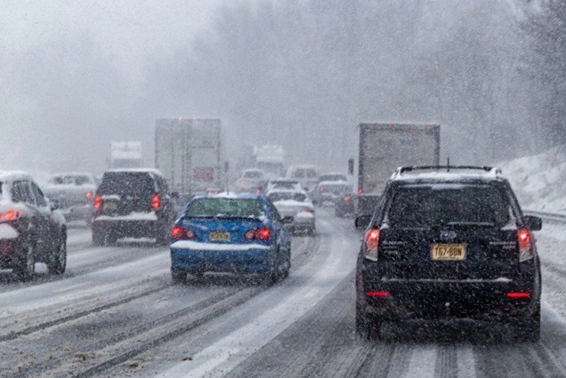 Fransada qar avtomobil yollarını iflic edib