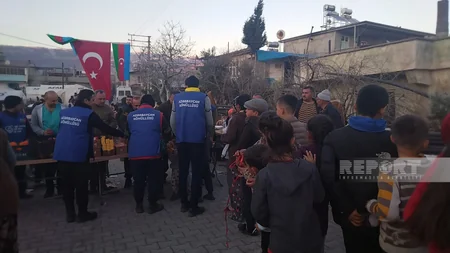 Azərbaycanın könüllü həkimləri ilə iş adamı Kahramanmaraşın daha bir bölgəsində yeməklər paylayıb - YENİLƏNİB