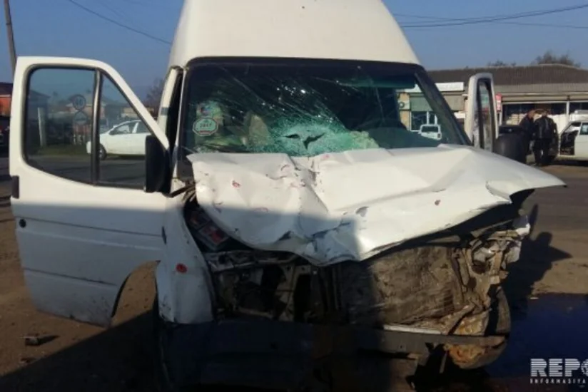 В Агдаше столкнулись пассажирский автобус и легковой автомобиль