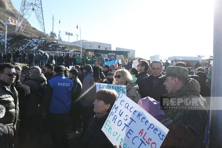 На дороге Шуша - Ханкенди продолжается акция протеста, звучит гимн Азербайджана