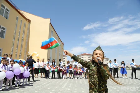 Təhsil naziri məcburi köçkün şagirdlərin Son zəngində  - FOTOREPORTAJ