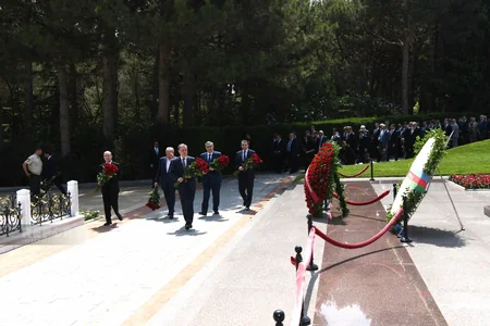 XİN rəhbərliyi Fəxri Xiyabanda Heydər Əliyevin məzarını ziyarət edib