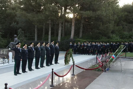 Kamran Əliyev prokurorluq işçilərinin peşə bayramı münasibətilə Fəxri xiyabanı ziyarət edib