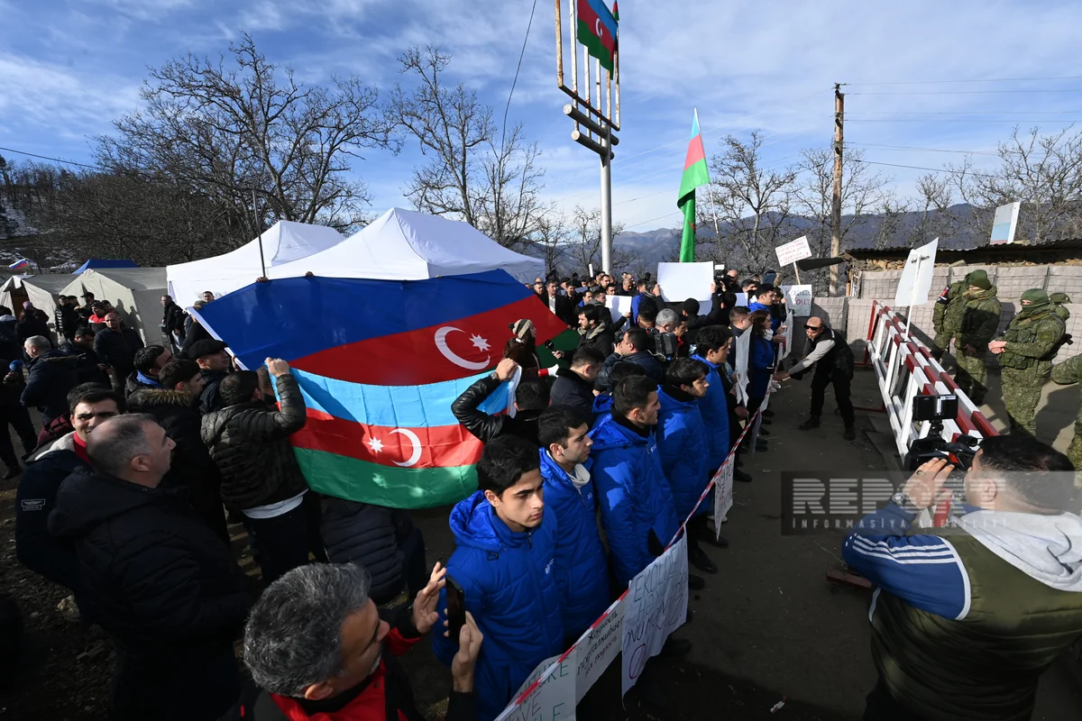 Protesters ready to create conditions for passage of emergency vehicles of peaceful Armenians, post numbers on Internet