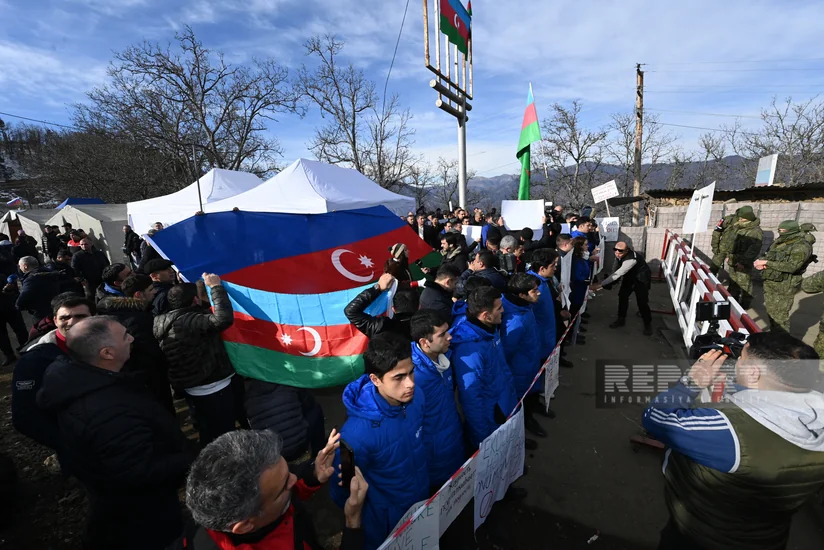 Protesters ready to create conditions for passage of emergency vehicles of peaceful Armenians, post numbers on Internet