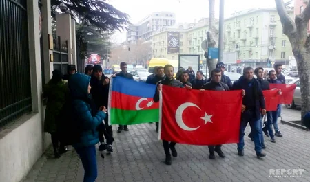 В Тбилиси азербайджанские студенты провели акцию в поддержку Турции
