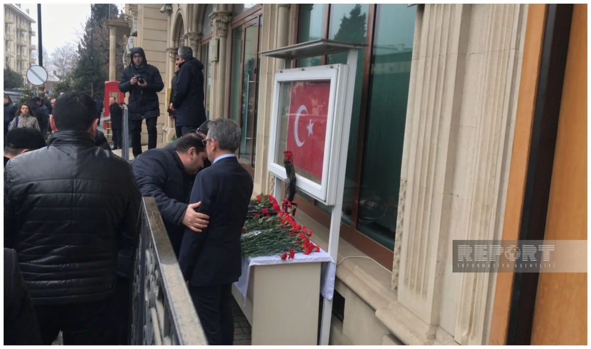 Gəncədə Türkiyədə zəlzələ nəticəsində ölənlərin xatirəsi anılır