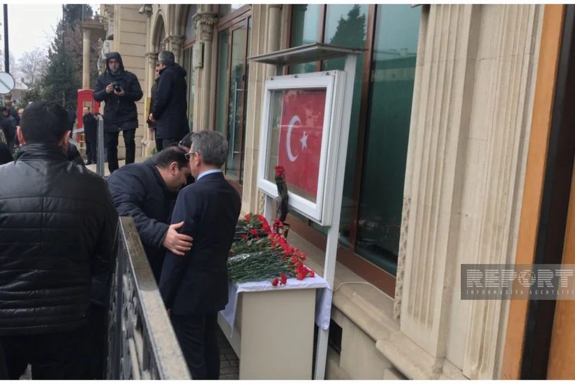 Gəncədə Türkiyədə zəlzələ nəticəsində ölənlərin xatirəsi anılır