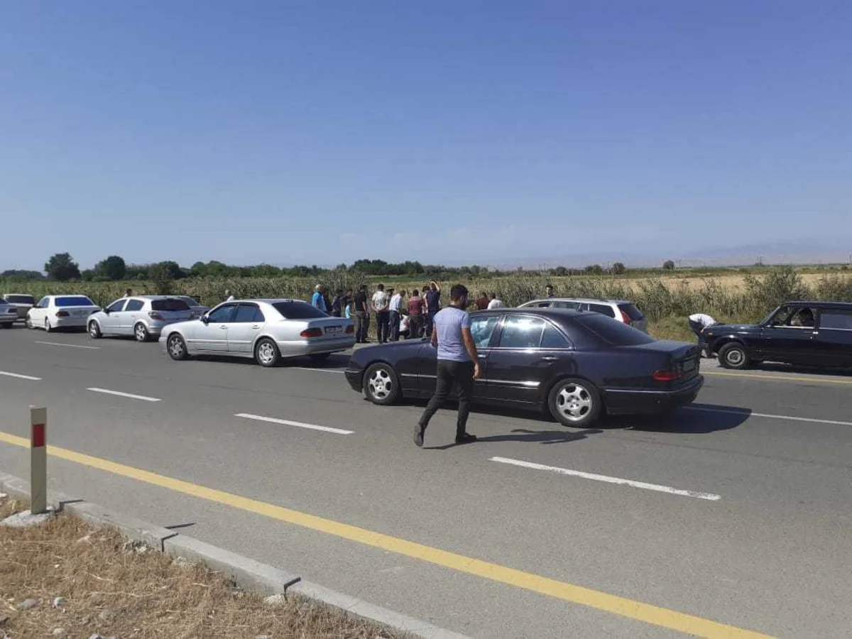 Ucarda avtomobil aşıb, xəsarət alanlar var - YENİLƏNİB