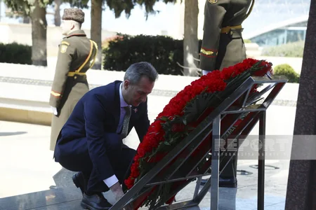 Türkiyənin Müdafiə Sənayesi Komitəsinin sədri Şəhidlər xiyabanını və “Türk şəhidliyi” abidəsini ziyarət edib - YENİLƏNİB