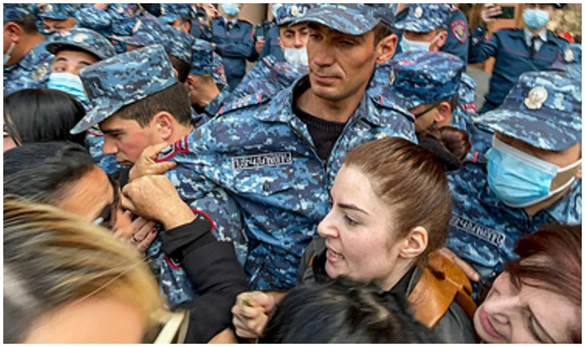 Parents of Armenian soldiers who died in 44-day war hold picket