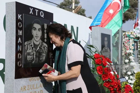 Azərbaycan xalqı antiterror şəhidlərinin məzarlarını ziyarət edir