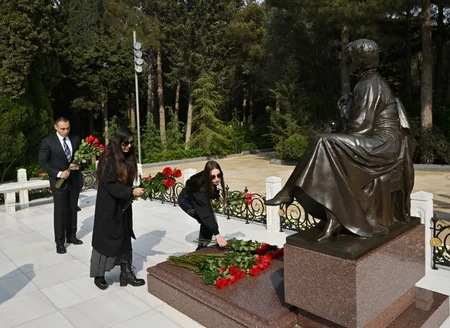 İlham Əliyev, Mehriban Əliyeva və ailə üzvləri Heydər Əliyevin Fəxri xiyabanda məzarını ziyarət ediblər