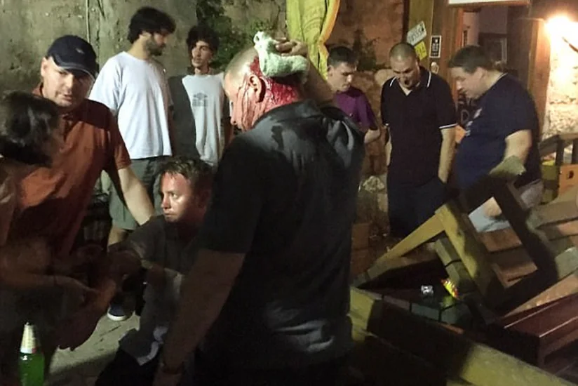 В Боснии и Герцеговине люди в масках напали на шотландских болельщиков