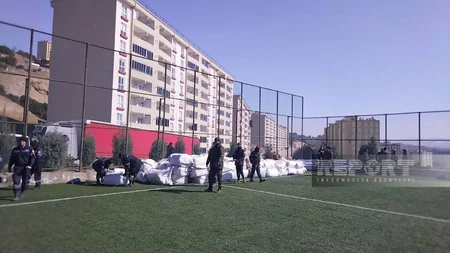 FHN Kahramanmaraşda sakinlərə humanitar yardım paylayır, çadırlar qurur