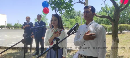 Təhsil naziri müharibədə zərər çəkən məktəbin Son zəng tədbirində iştirak edir