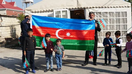 Parlament jurnalistləri cəbhə bölgəsində bayraq aksiyası keçiriblər - FOTOREPORTAJ