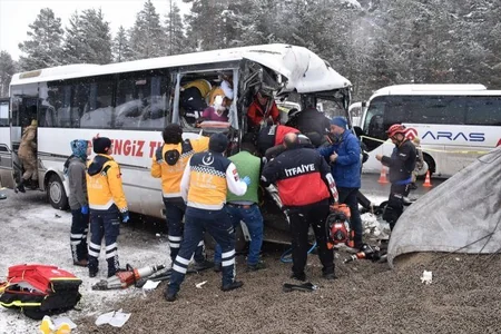 Qars-Ərzurum yolunda qəza olub, 20 nəfər yaralanıb