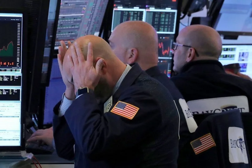Биржи США закрылись снижением на коронавирусных и инфляционных страхах