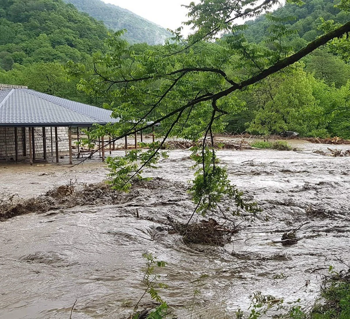 Gürcüstanda çay daşqını olub, bir neçə kəndi su basıb
