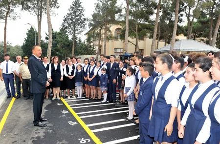 ​Prezident İlham Əliyev 148 nömrəli tam orta məktəbdə yenidənqurma işlərindən sonra yaradılan şəraitlə tanış olub