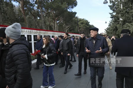 People of Azerbaijan pay tribute to 20 January martyrs - PHOTOS